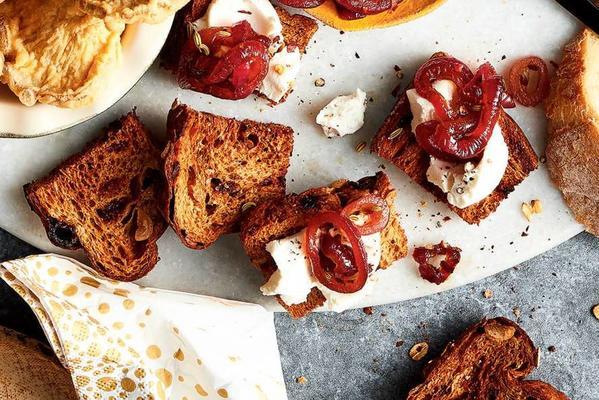 nut bread bruschette with onion chutney and goat's cheese