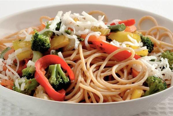 spaghetti with wok vegetables and goat cheese
