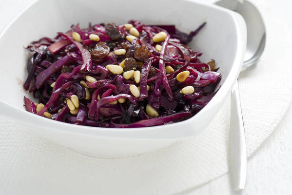 red cabbage with raisins and pine nuts