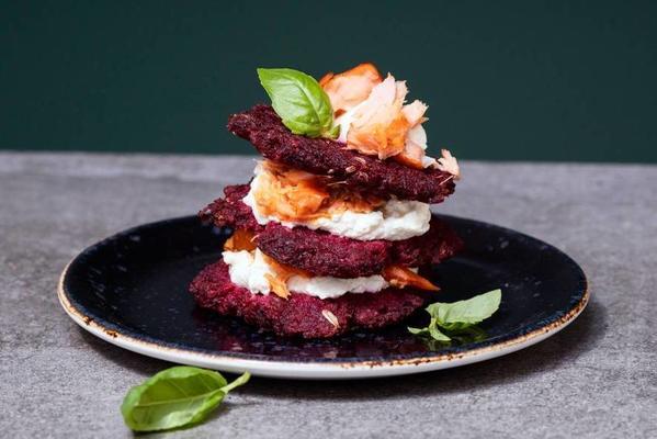 beet lettuce with warm smoked salmon and cream