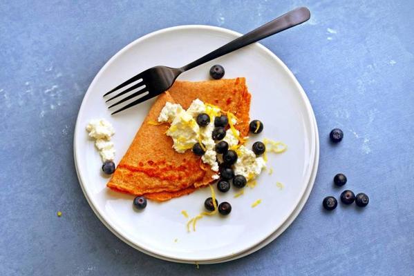 wholemeal florenjes with blueberries and ricotta