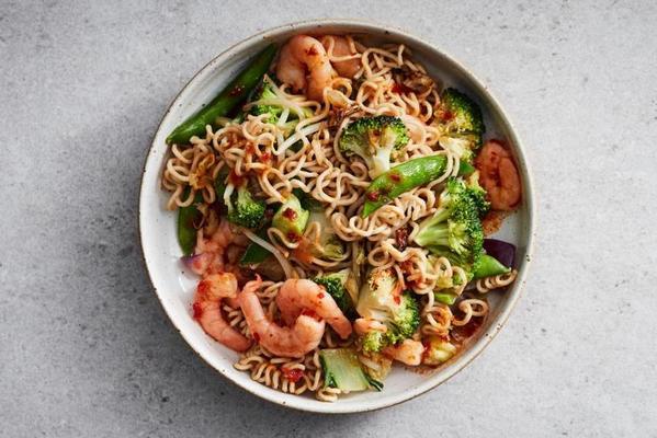 spicy wok dish with wholemeal noodles and prawns
