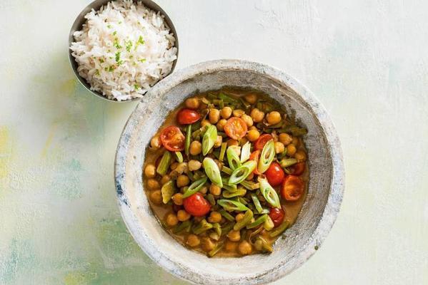 vegetarian korma with chickpeas and string beans