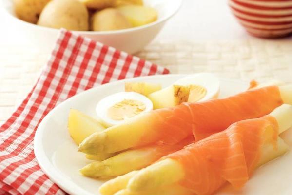 white asparagus with salmon and egg