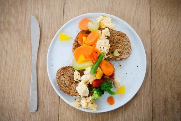 wholemeal toast with scrambled eggs