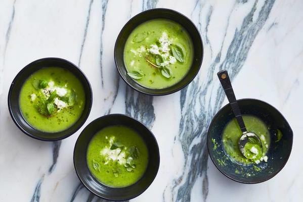 leek-garden pea soup with basil