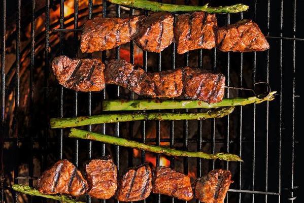 steak skewers with grilled green asparagus