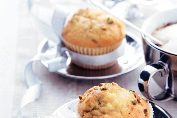 muffins with pistachio nuts