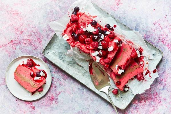 ice cream cake with raspberries and coconut