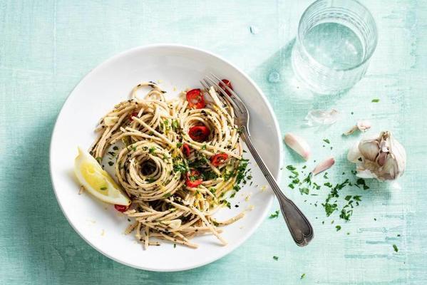 vegan pasta aglio olio with seaweed