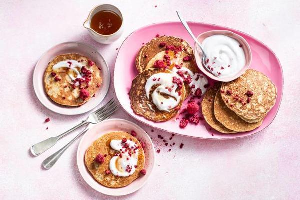 oatmeal pancakes with banana, cinnamon and freeze-dried raspberries