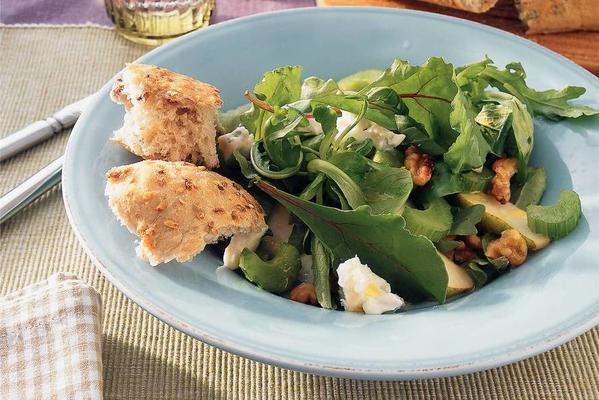 meal salad with gorgonzola, walnut and pear