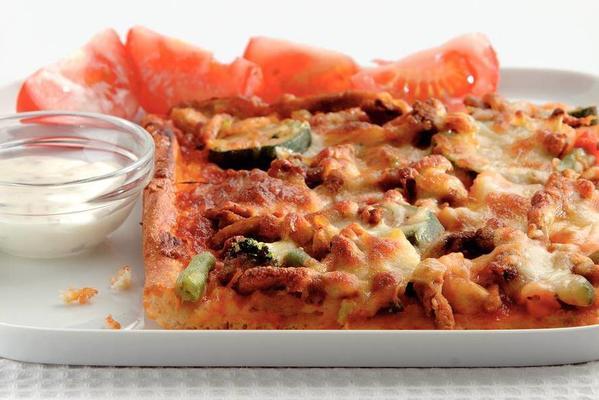 shoarma pizza with garlic sauce
