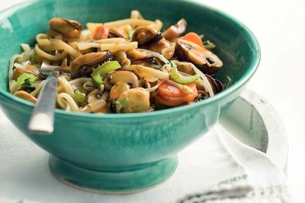 mussels and noodles in oyster sauce