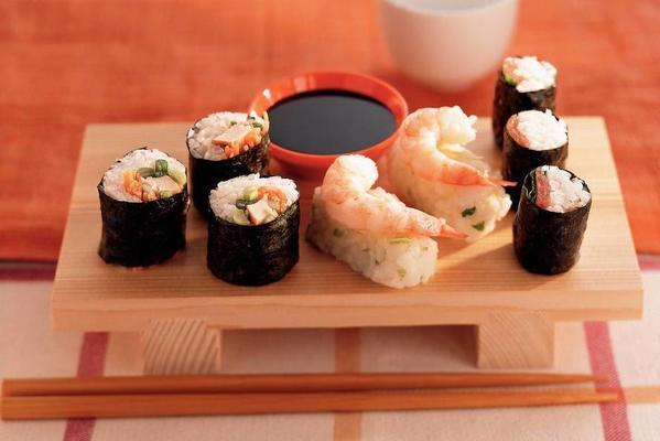 sushi rolls with tuna