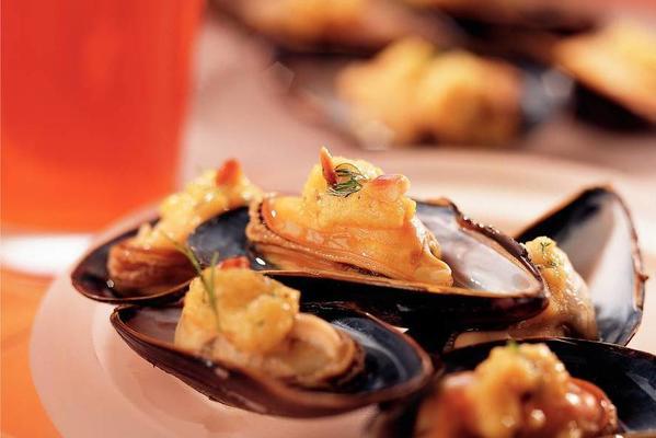 mussels with pine spice sauce