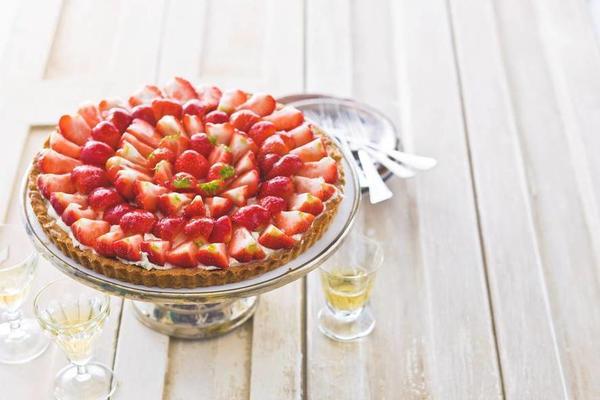 french strawberry cake