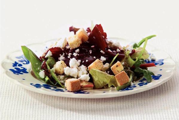 beet salad with goat's cheese and croutons
