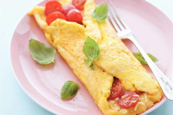 omelet with tomato and cheese
