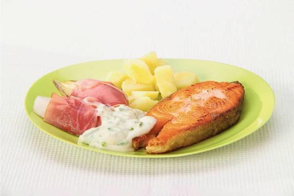 chicory with cream sauce and grilled salmon