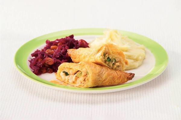 chicken packages with puree and red cabbage