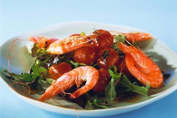salad with king prawns and cherry tomatoes