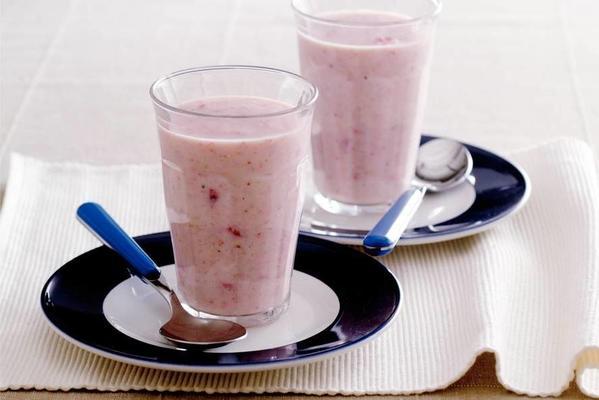 oatmeal shake with strawberries