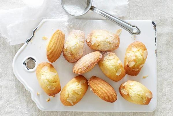 Madeleines with almond and orange