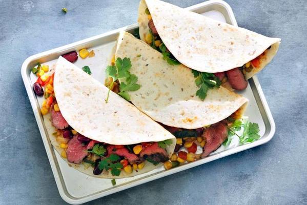 Mexican wraps with vegetables and grilled beef