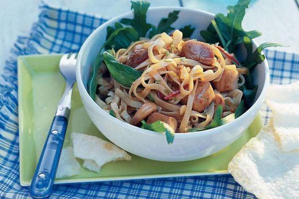 lukewarm noodle salad with marinated tuna