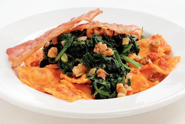 red pesto ravioli with spinach and bacon