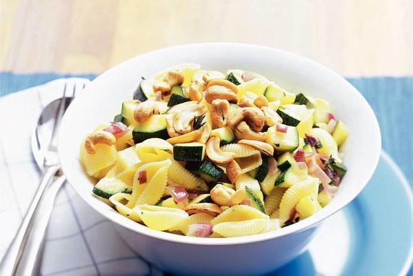 pasta with spicy zucchini and cashew nuts