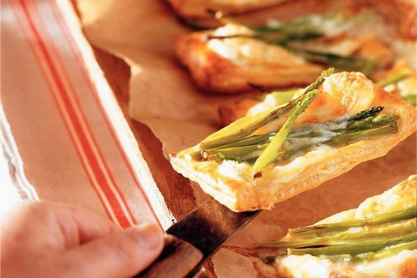 brie tarts with green asparagus tips