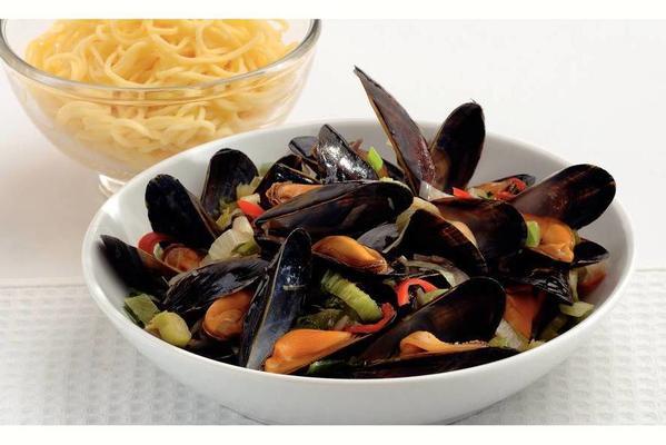 stir-fried mussels with noodles