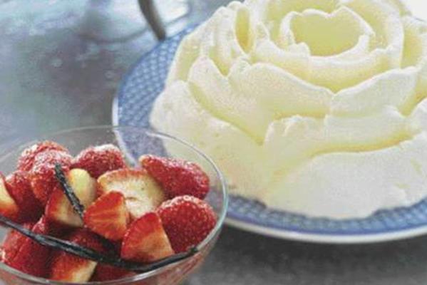 vanilla pudding with marinated strawberries