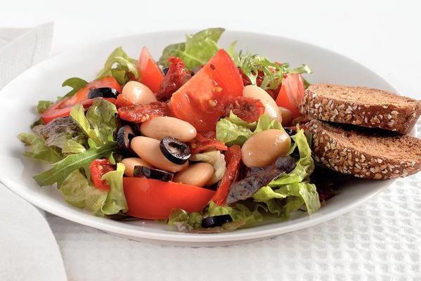 white-bean salad with tomatoes