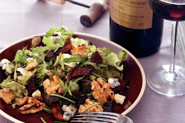 autumn salad with bacon and bluefront cheese