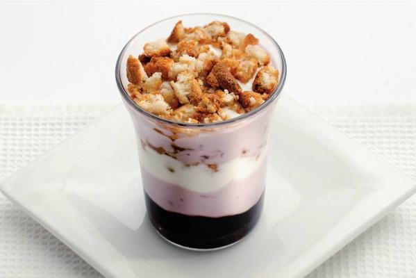 yogurt-flip with macaroons