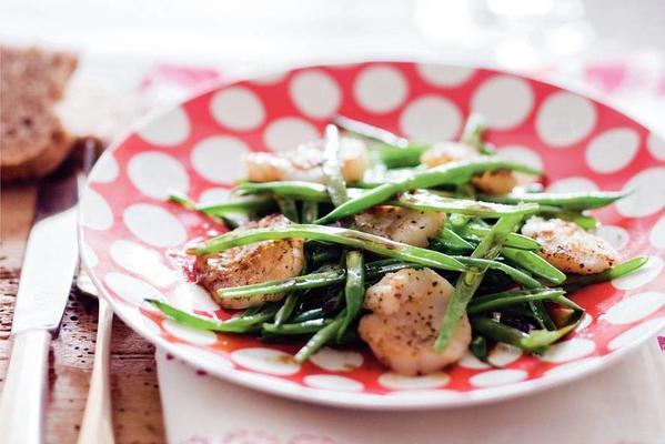 salad with scallops