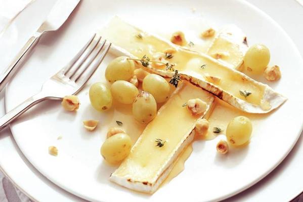 brie with thyme honey and grapes