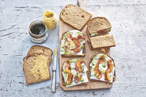 wholemeal bread goat's cheese-bacon-syrup