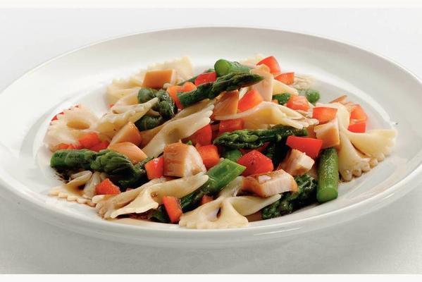 pasta salad with asparagus and smoked chicken