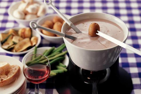rosé fondue with brie and gruyère