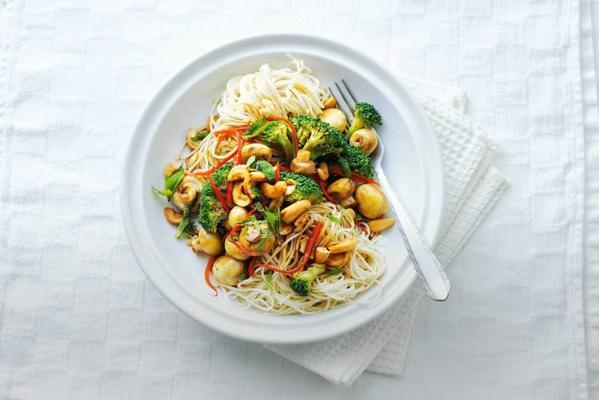 noodles with broccoli and cashew nuts