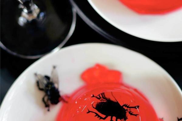 horror pudding with beetles, spiders or beetles