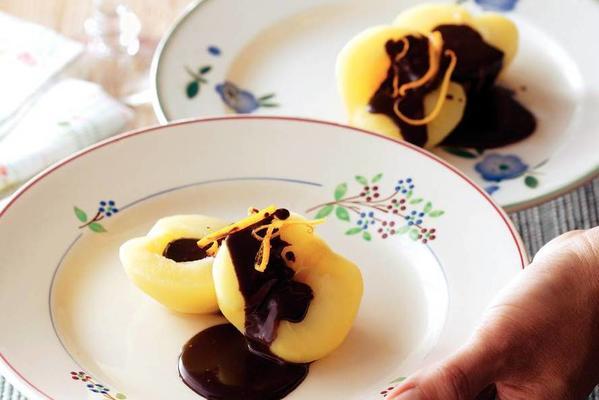 apples with hot chocolate sauce