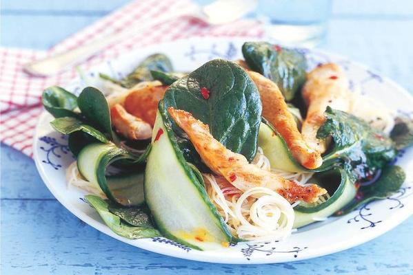spinach salad with noodles and chicken