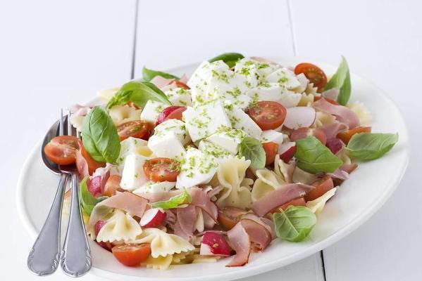 pasta salad with radish and raw ham