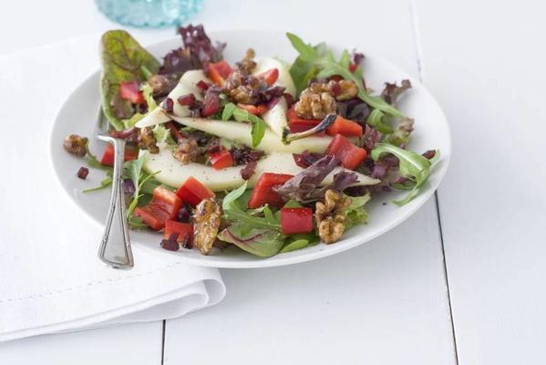 salad with pear and walnut
