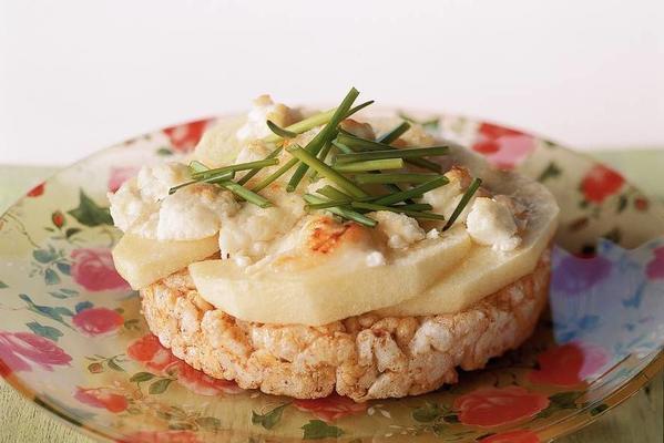 rice cake with apple and goat's cheese